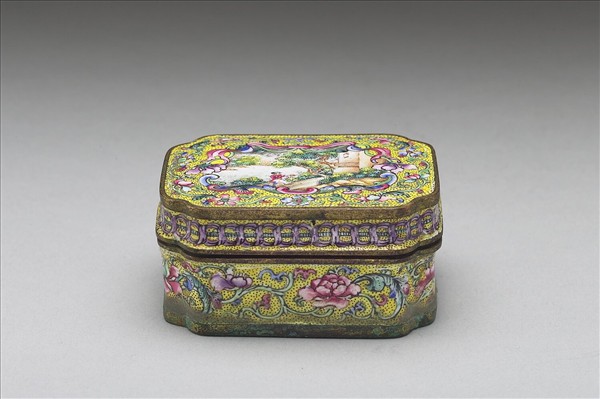 銅胎畫琺瑯黃地五彩開光人物盒