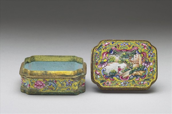 銅胎畫琺瑯黃地五彩開光人物盒