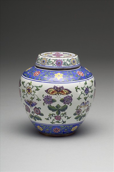 銅胎畫琺瑯白地花蝶紋蓋罐