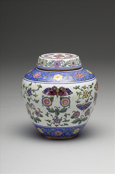 銅胎畫琺瑯白地花蝶紋蓋罐