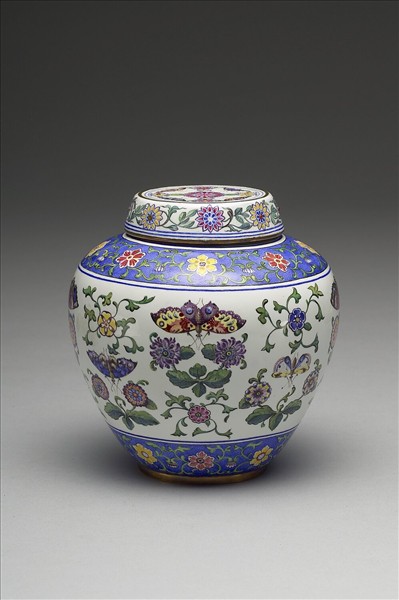 銅胎畫琺瑯白地花蝶紋蓋罐