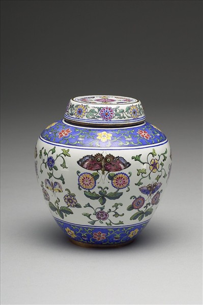 銅胎畫琺瑯白地花蝶紋蓋罐