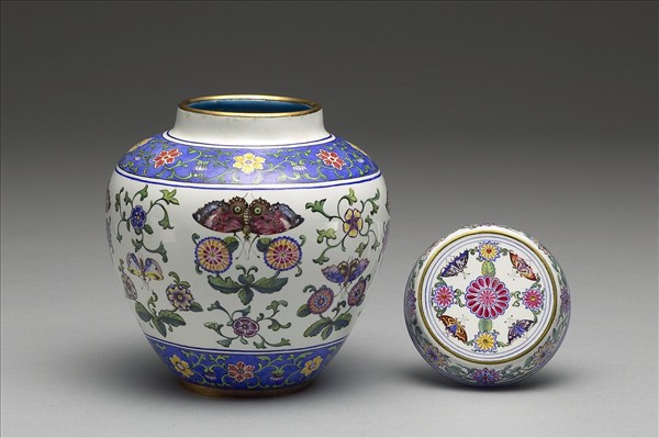 銅胎畫琺瑯白地花蝶紋蓋罐