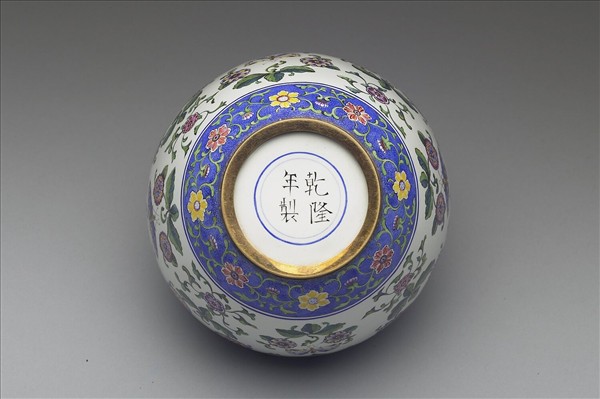 銅胎畫琺瑯白地花蝶紋蓋罐