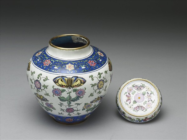 銅胎畫琺瑯白地花蝶紋蓋罐