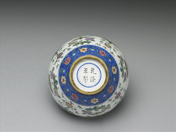 銅胎畫琺瑯白地花蝶紋蓋罐