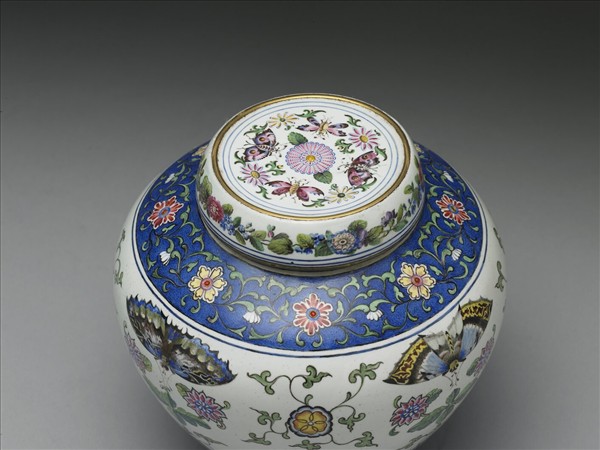 銅胎畫琺瑯白地花蝶紋蓋罐