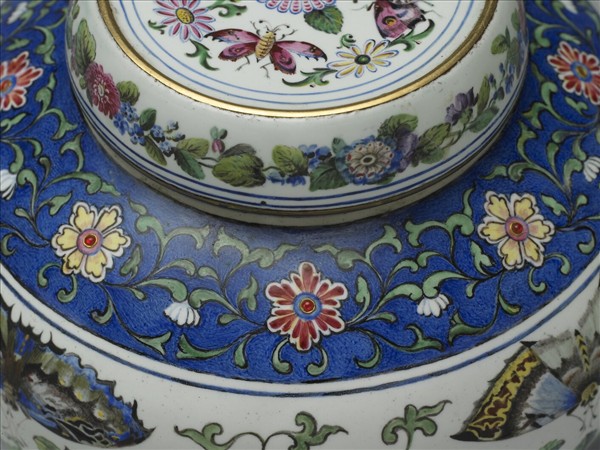 銅胎畫琺瑯白地花蝶紋蓋罐