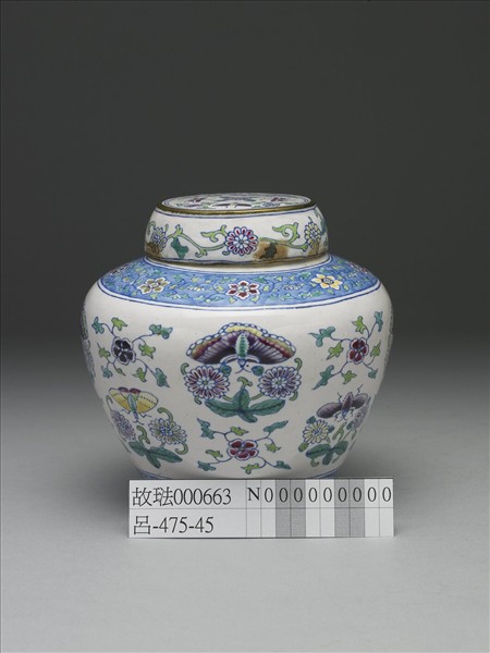 銅胎畫琺瑯白地花蝶紋蓋罐