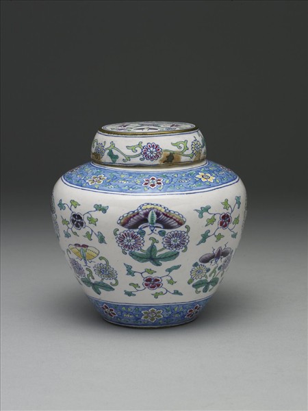 銅胎畫琺瑯白地花蝶紋蓋罐