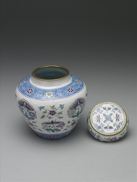 銅胎畫琺瑯白地花蝶紋蓋罐