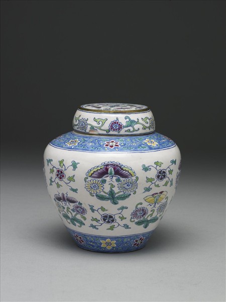 銅胎畫琺瑯白地花蝶紋蓋罐