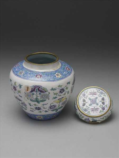 銅胎畫琺瑯白地花蝶紋蓋罐