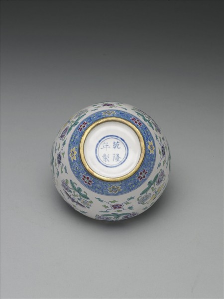 銅胎畫琺瑯白地花蝶紋蓋罐