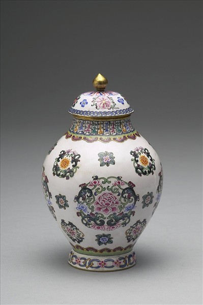 銅胎畫琺瑯白地團花罐