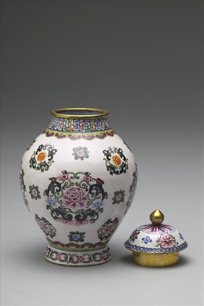 銅胎畫琺瑯白地團花罐