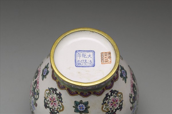 銅胎畫琺瑯白地團花罐