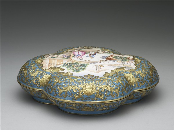 銅胎內填琺瑯兼畫琺瑯海棠式盒