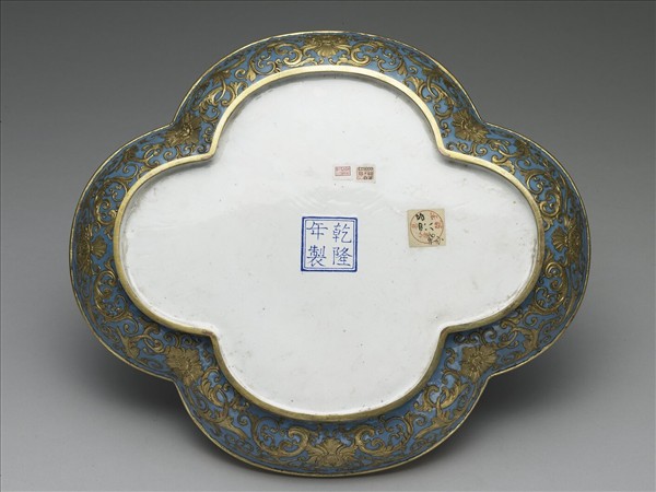 銅胎內填琺瑯兼畫琺瑯海棠式盒