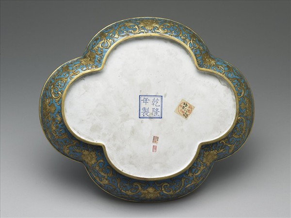 銅胎內填琺瑯兼畫琺瑯海棠式盒