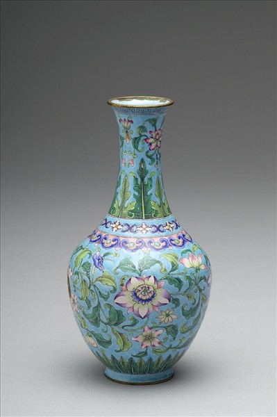 銅胎畫琺瑯藍地花卉紋瓶