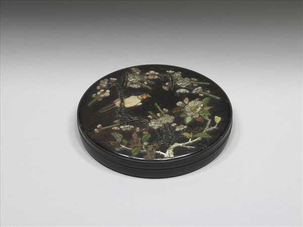 嵌花鳥紋圓木盒