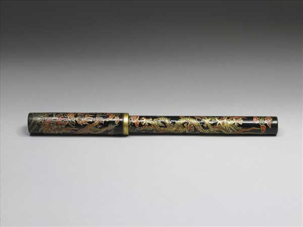 「鏤管駢珍」彩漆雲龍筆