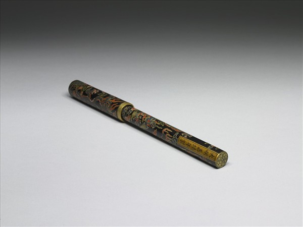 「鏤管駢珍」彩漆雲龍筆