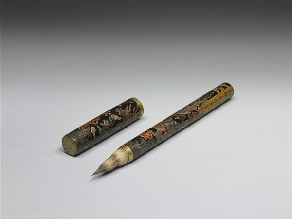 「鏤管駢珍」彩漆雲龍筆