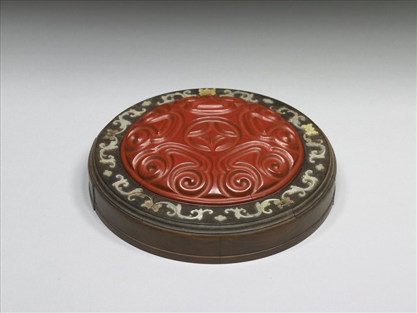 剔犀螺鈿花卉盒蓋