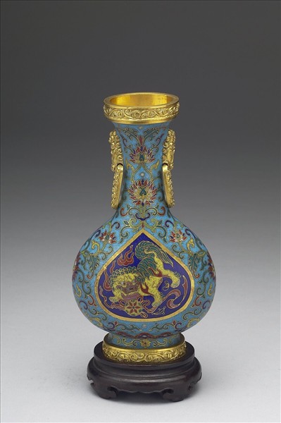 掐絲琺瑯異獸雙耳扁瓶