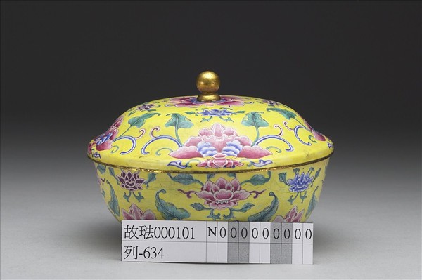 銅胎畫琺瑯黃地番蓮紋蓋碗