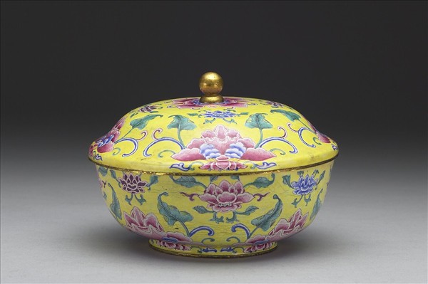 銅胎畫琺瑯黃地番蓮紋蓋碗