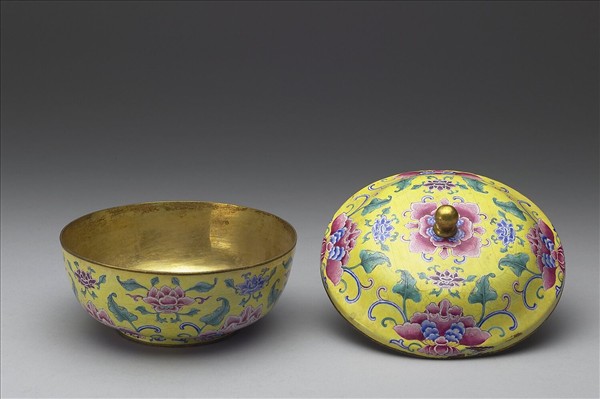 銅胎畫琺瑯黃地番蓮紋蓋碗