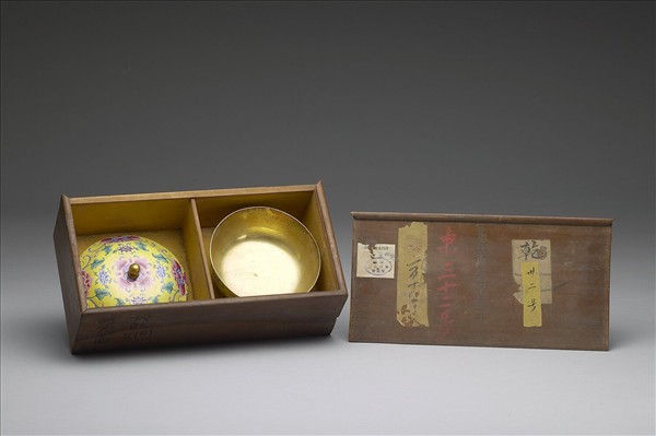 銅胎畫琺瑯黃地番蓮紋蓋碗