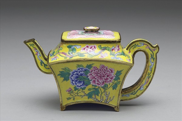 銅胎畫琺瑯牡丹紋方壺