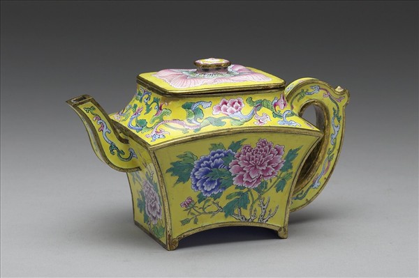 銅胎畫琺瑯牡丹紋方壺