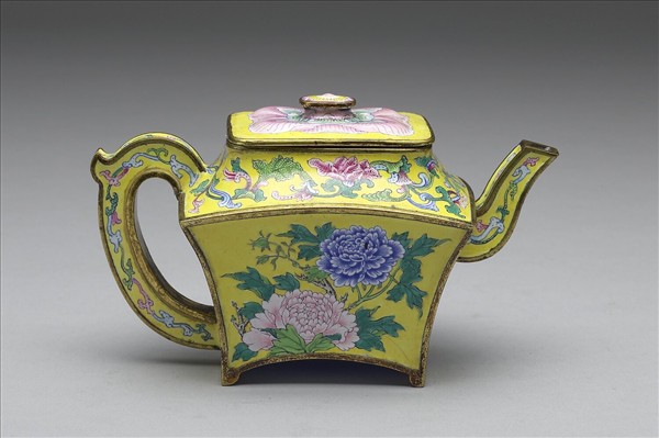 銅胎畫琺瑯牡丹紋方壺