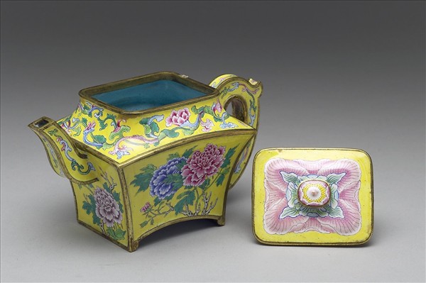 銅胎畫琺瑯牡丹紋方壺