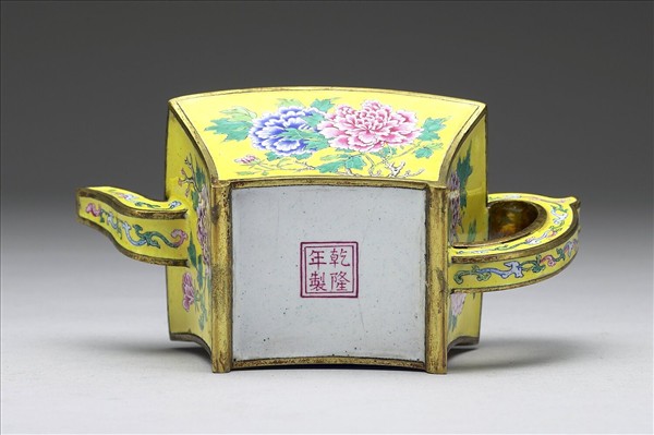 銅胎畫琺瑯牡丹紋方壺