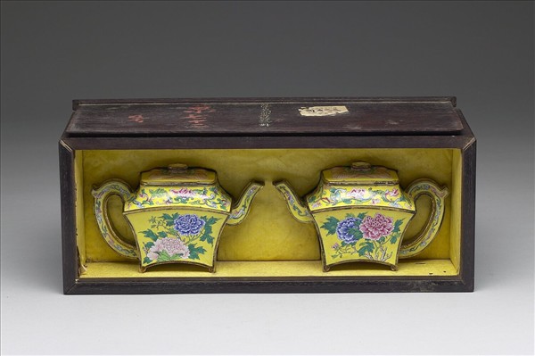 銅胎畫琺瑯牡丹紋方壺