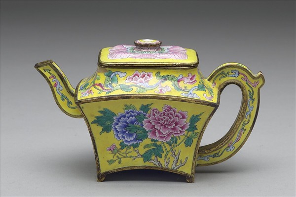 銅胎畫琺瑯牡丹方壺