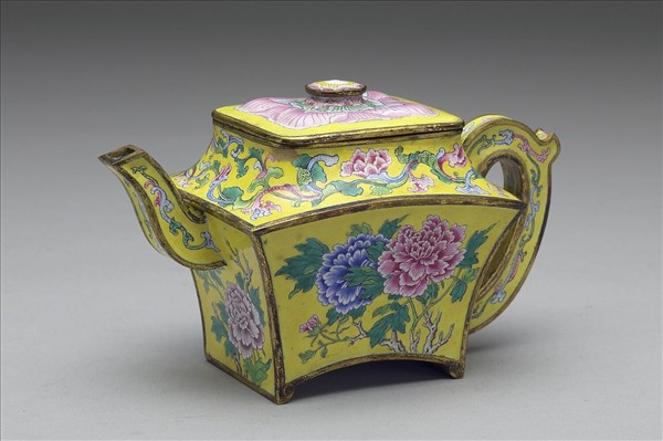 銅胎畫琺瑯牡丹方壺