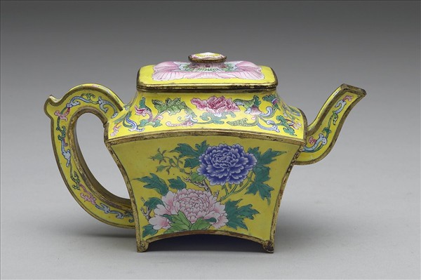 銅胎畫琺瑯牡丹方壺