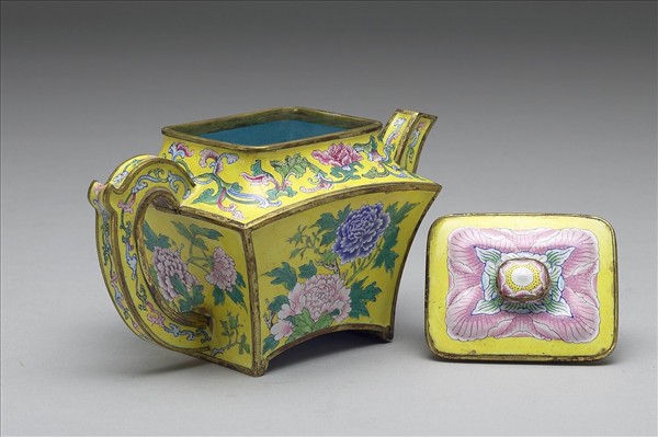 銅胎畫琺瑯牡丹方壺