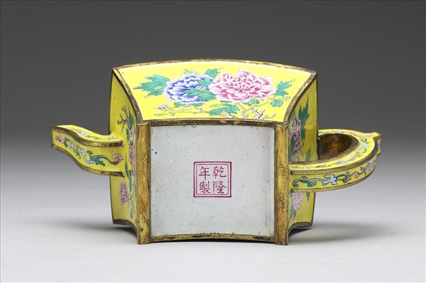 銅胎畫琺瑯牡丹方壺