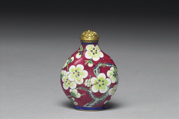 銅胎畫琺瑯紅地白梅鼻煙壺