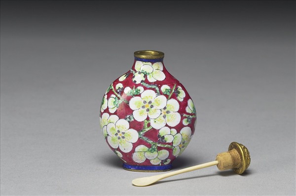 銅胎畫琺瑯紅地白梅鼻煙壺