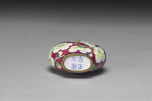 銅胎畫琺瑯紅地白梅鼻煙壺