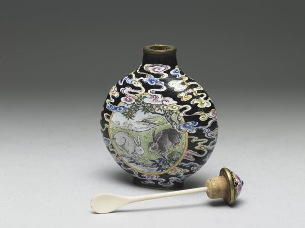 銅胎畫琺瑯黑地五彩流雲玉兔秋香鼻煙壺